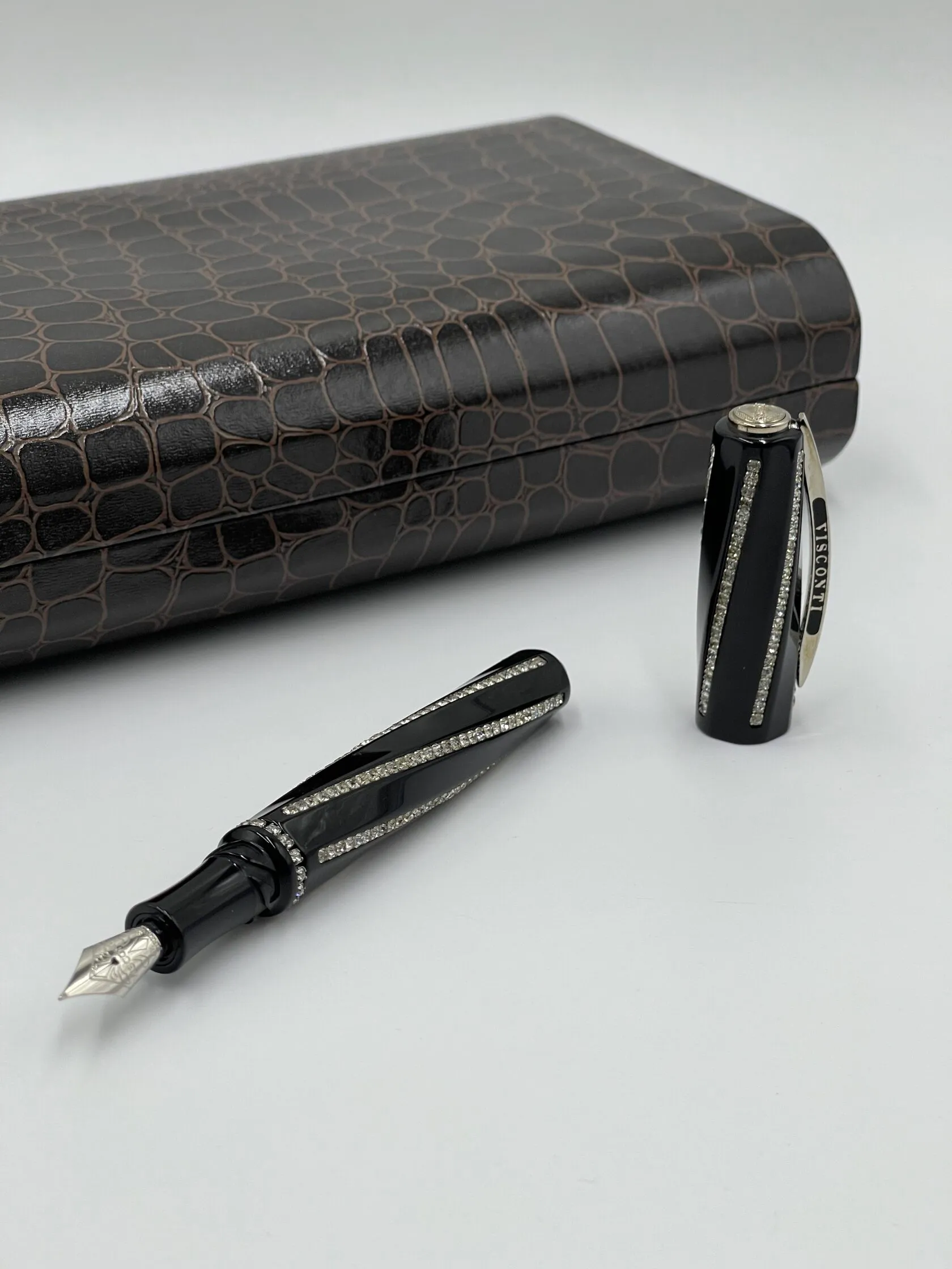 Ручка шариковая и перьевая Visconti Divina Royale черный вставки кристаллы Сваровски